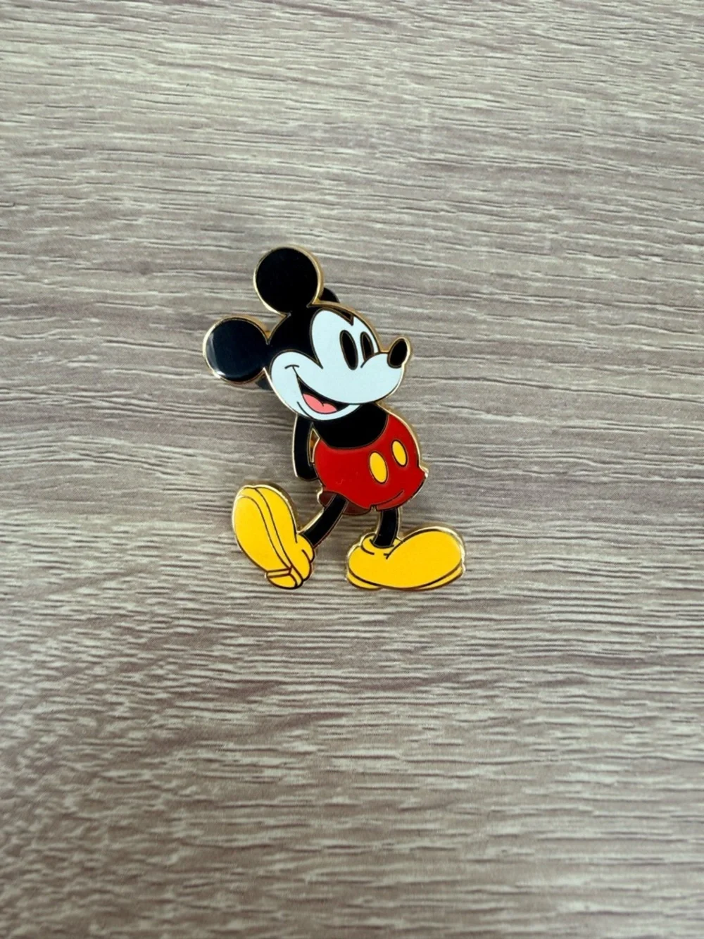 Disney Mickey Mouse Official Pin Trading 2008 Authentic Enamel Pin Core Classic