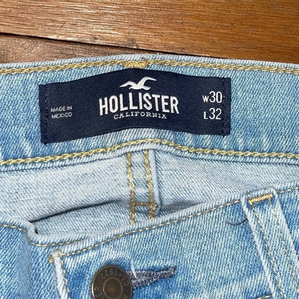 Hollister 32 gently comment