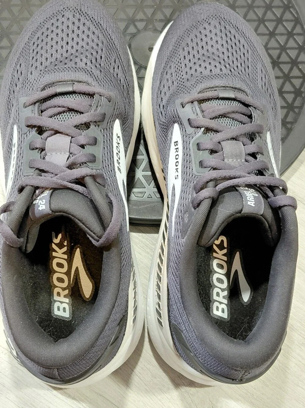 Brooks womens ariel