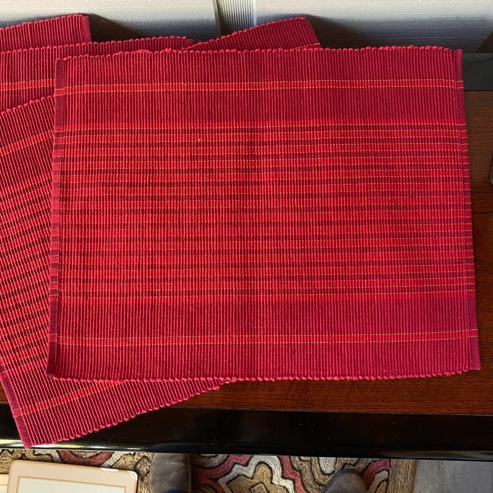 Beautiful Set of 4 Holiday Red‎ & Metallic Gold Woven Cotton Placemats