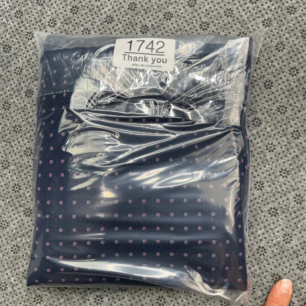 Banana Republic small snag