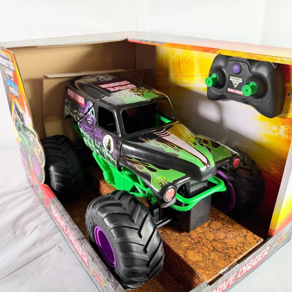 Monster Jam Smash & Bash Grave Digger Remote Control Truck 1:15 Scale New