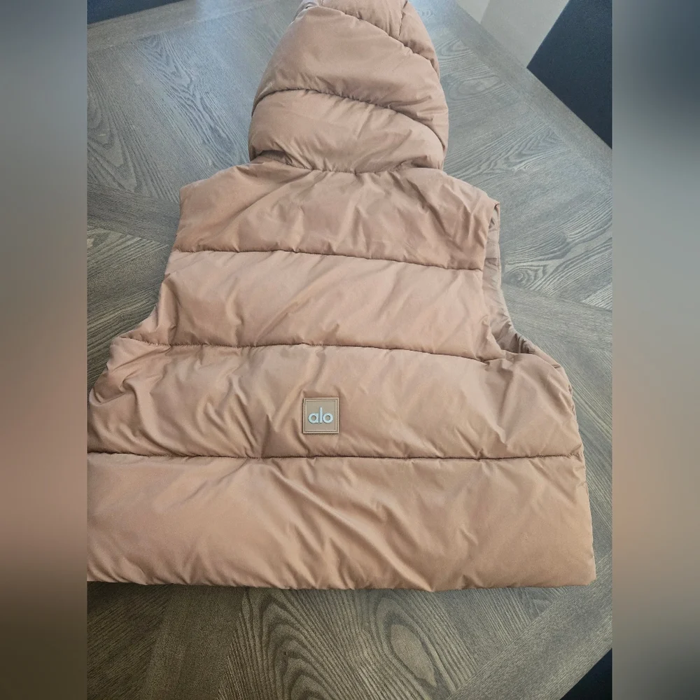 ALO Yoga available excellent sz