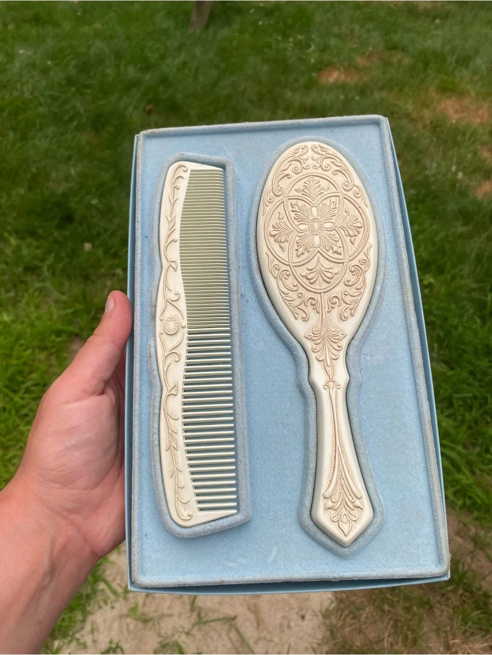 Avon Vintage Cream Past and Present Vanity Brush & Comb Set