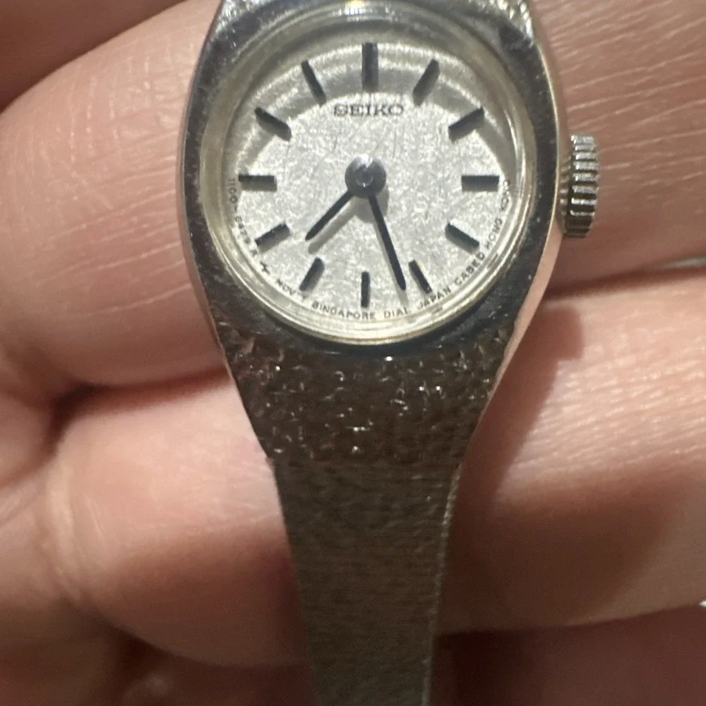Working Vintage SEIKO Ladies 1100-1519 Manual Wind Watch 16mm For Big Wrist 7.25