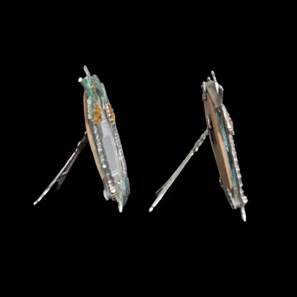 None and/or Unknown decorative pair