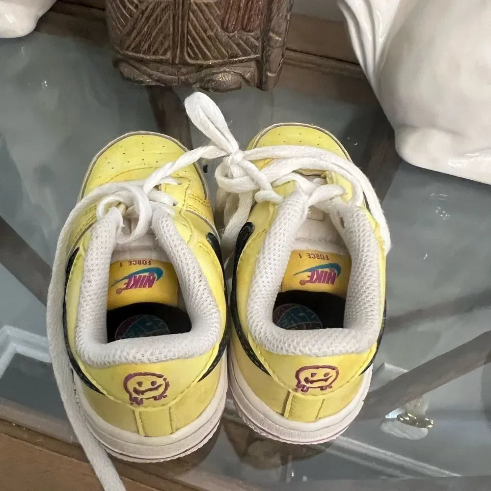 Nike Kids Yellow smiley face AF1 kids Sneakers. Size 6c