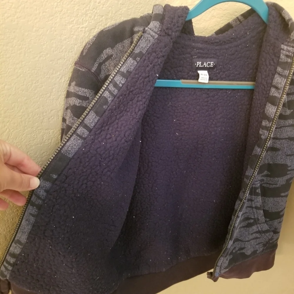 Children's Place navy blue camo sherpa lined zip up hoodie sweatshirt Size M 7/8