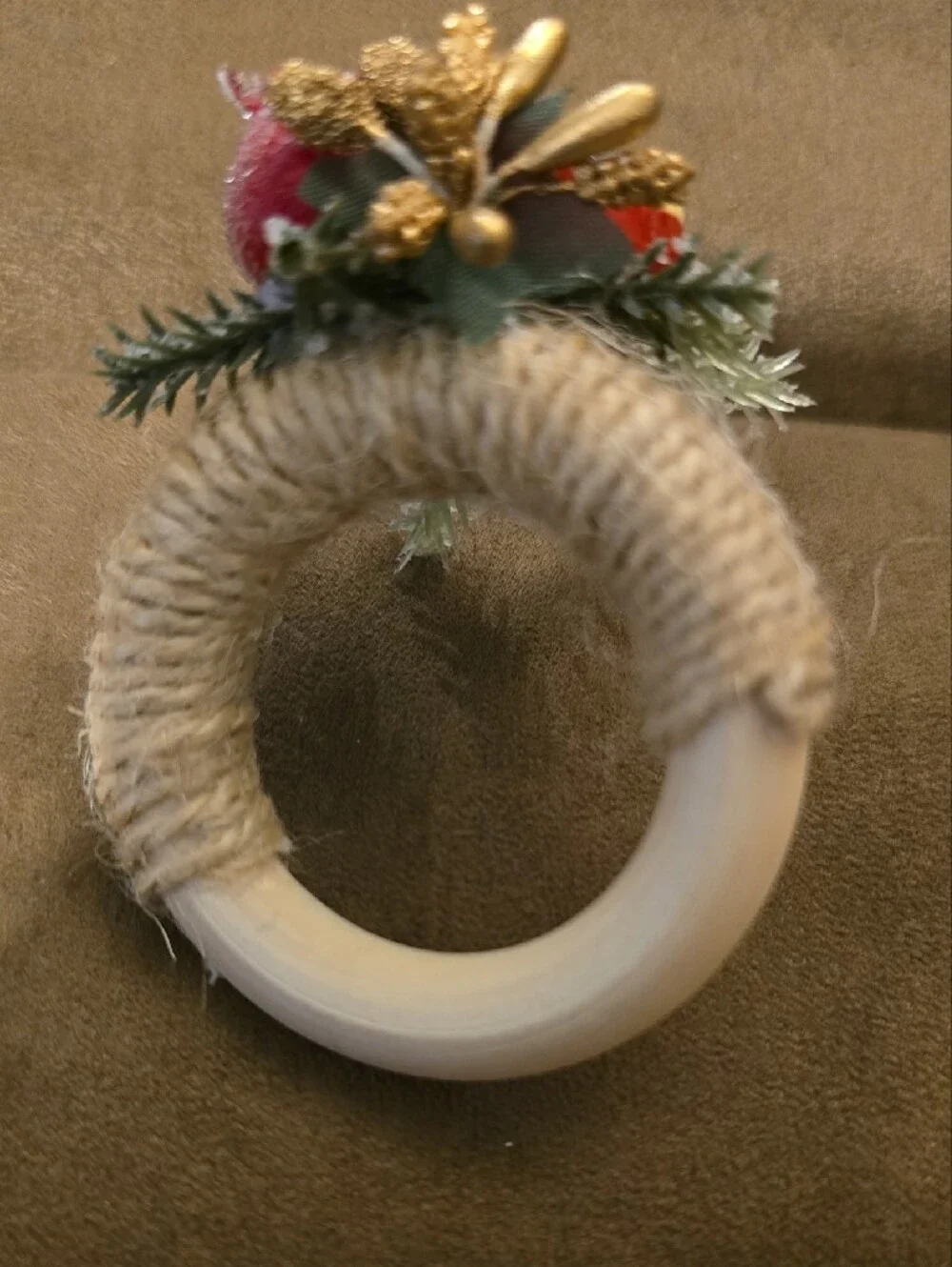 Festive Holiday Napkin Rings with Red Berry & Green Sprigs. 12 Piece Set. NEW.