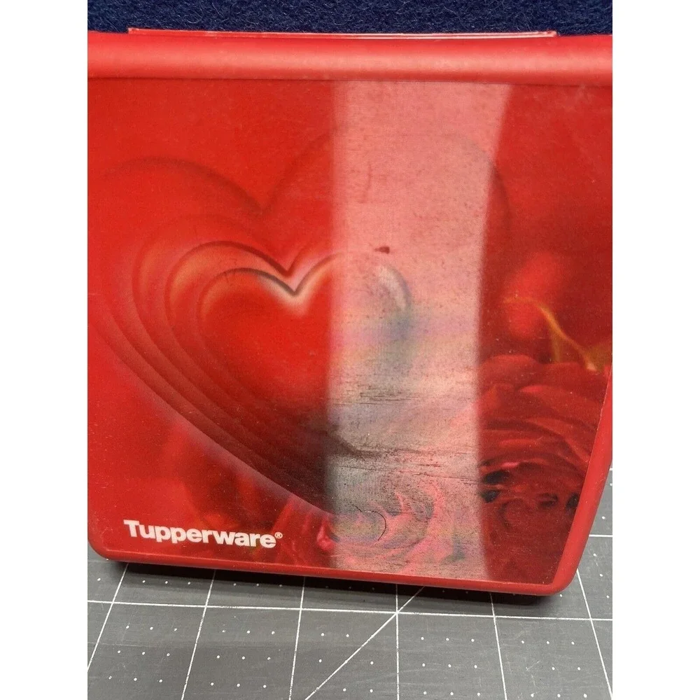 Tupperware Sandwich Keeper Red Heart HOLIGRAM Valentine's - pre-owned---good