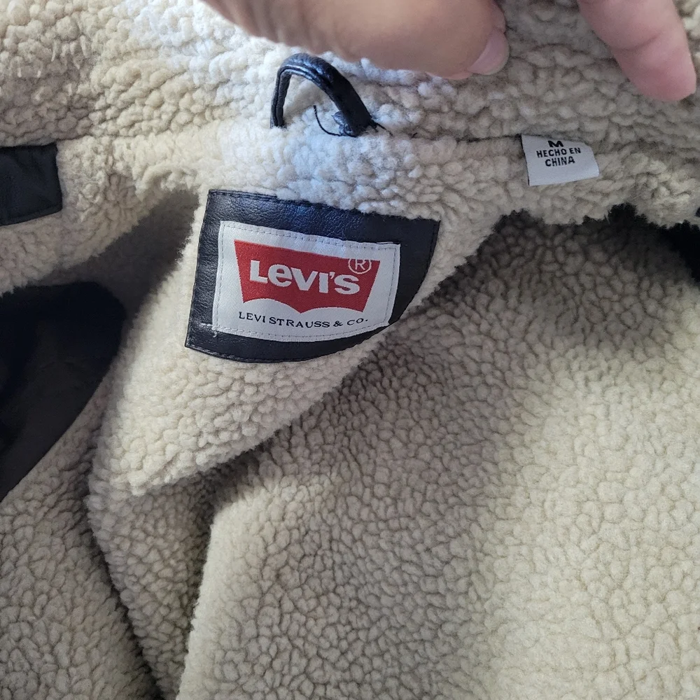 Levis reposhing this