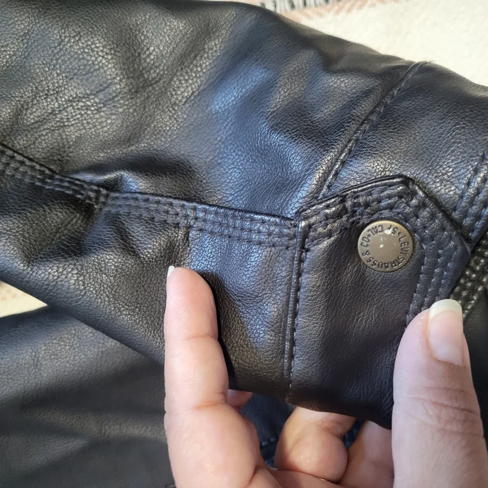 Levis reposhing this