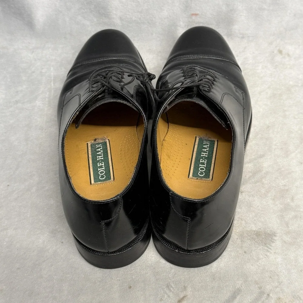 Cole Haan interior that logo