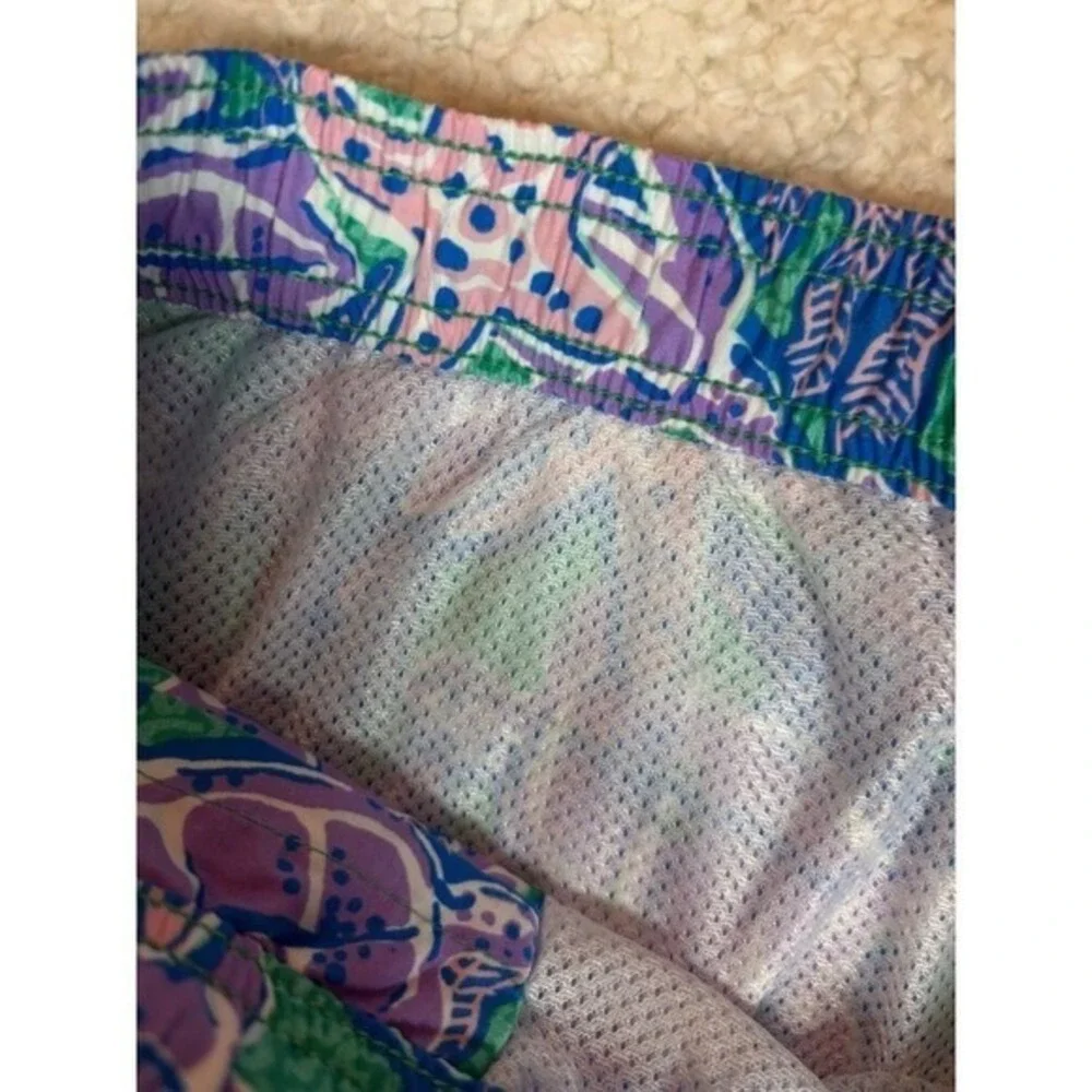 Vineyard Vines resort theme jungle