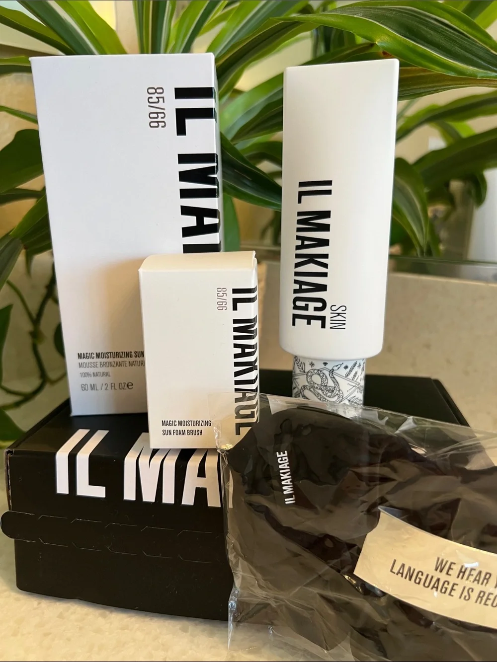 IL MAKIAGE Skin Set in White & Black Packaging