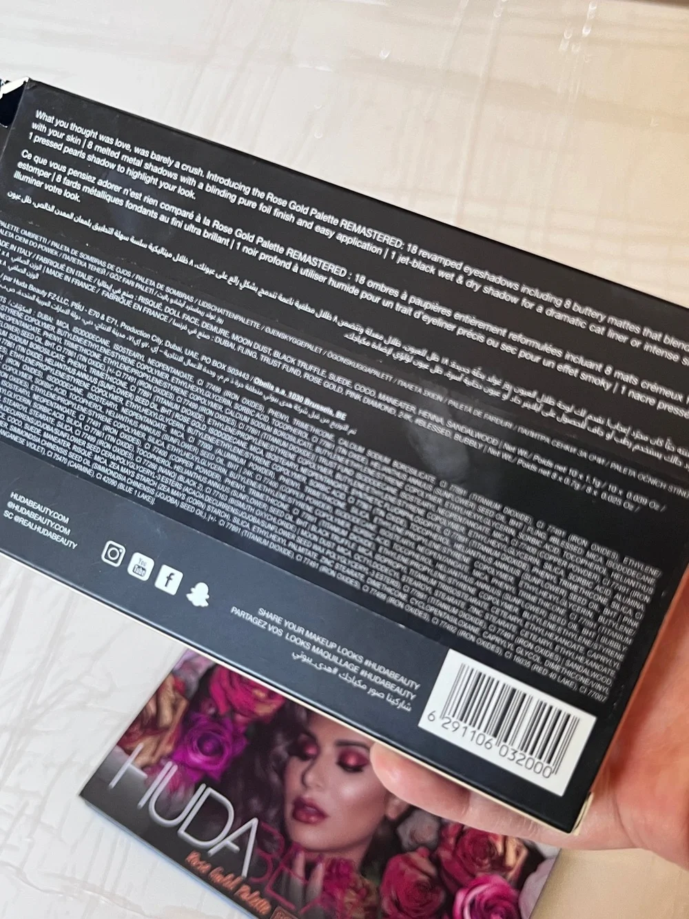 HUDA BEAUTY vibrant eyeshadow