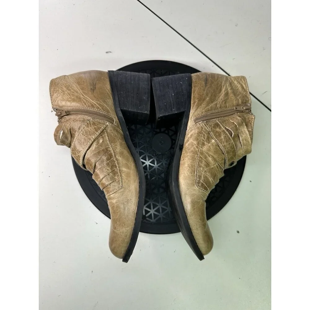 Two-Lips style leather easily