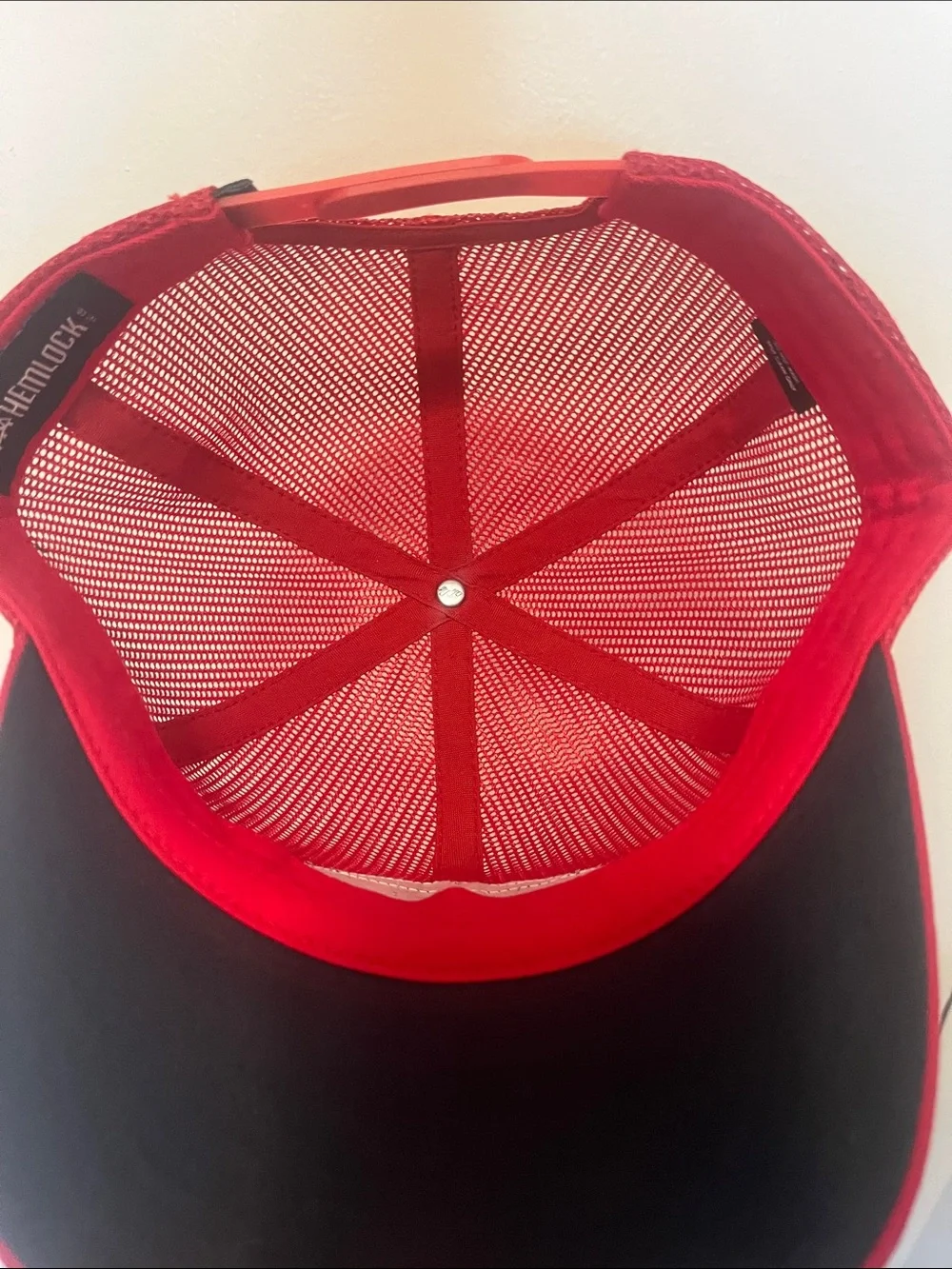 Hemlock red mesh