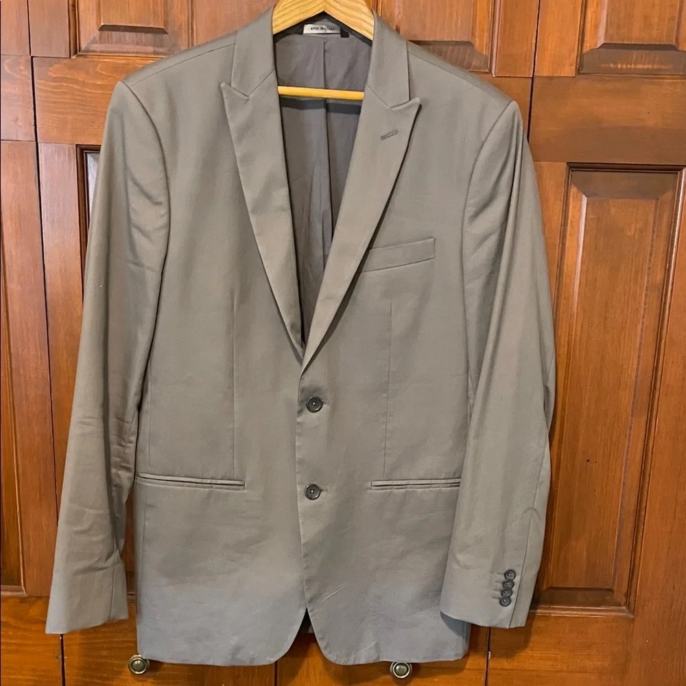 Banana Republic Men’s Tailored Fit,  Gray Blazer. Size 40R. Like New Retail $210