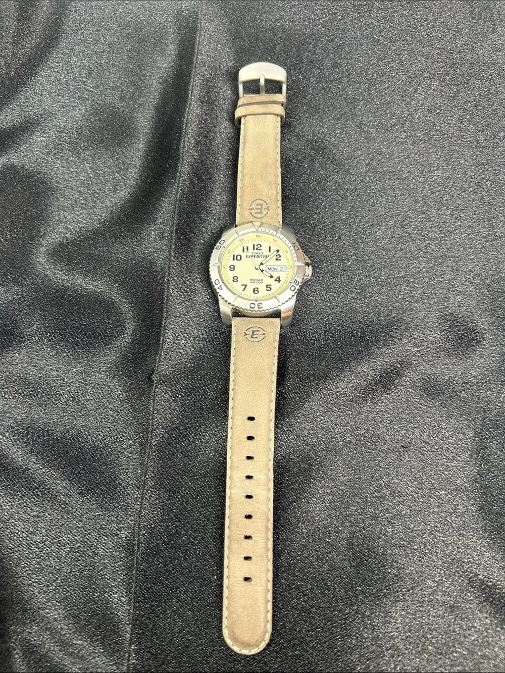 Timex Expedition Men's Traditional watch with a cream dial leather strap