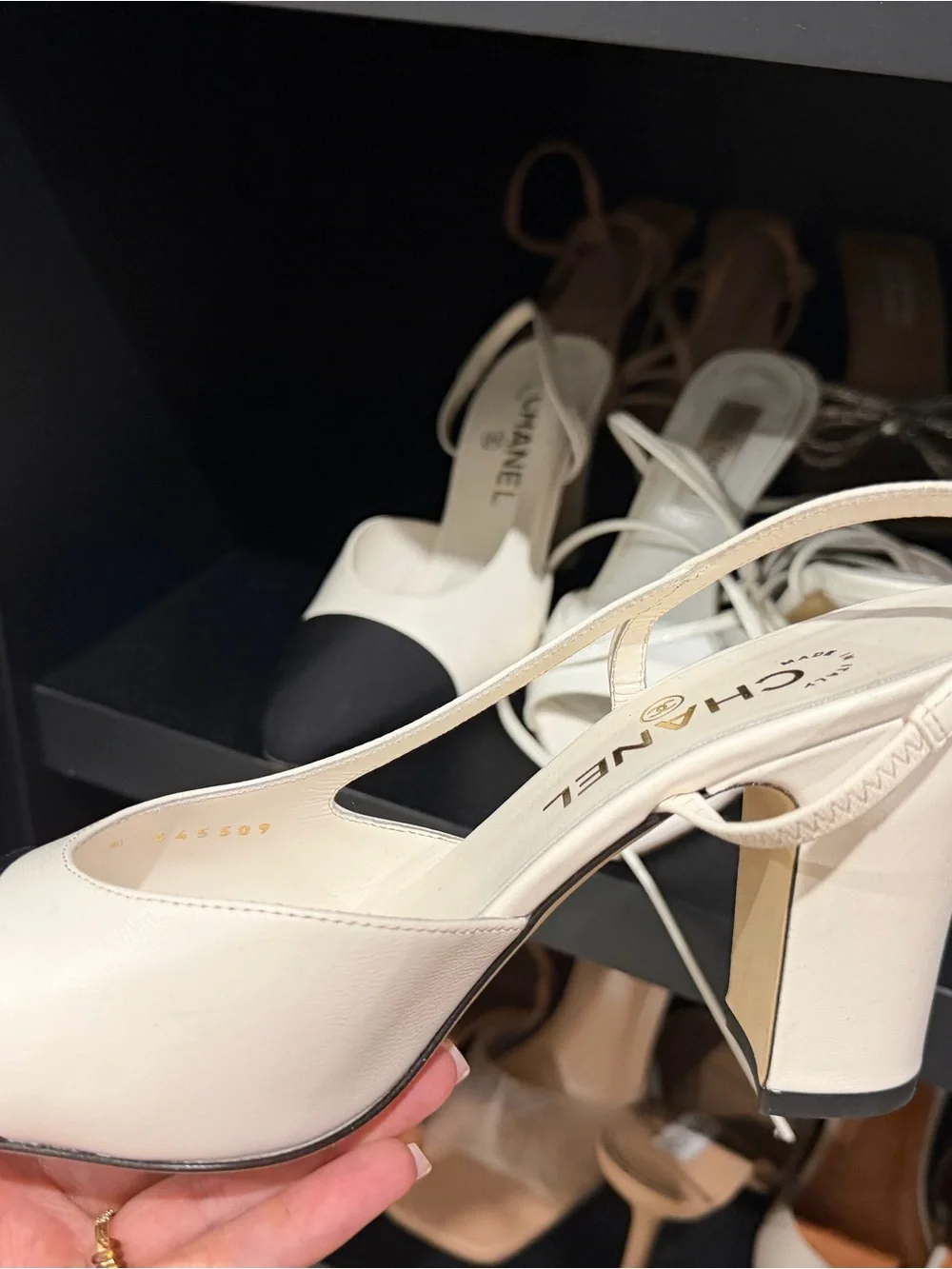 CHANEL elegant slingback