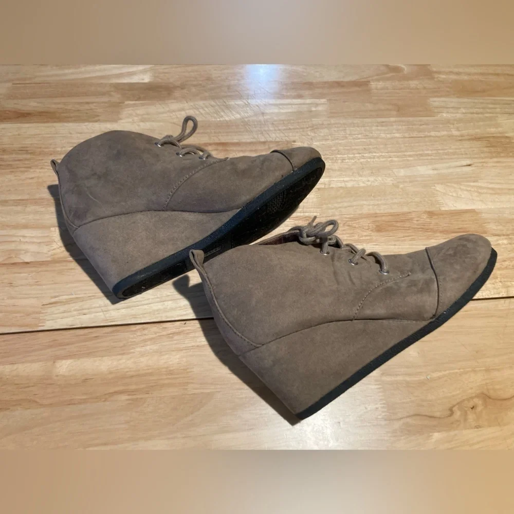 Attention wedge boots in size 8 M with wedge size of approximately 2 1/2 in EUC