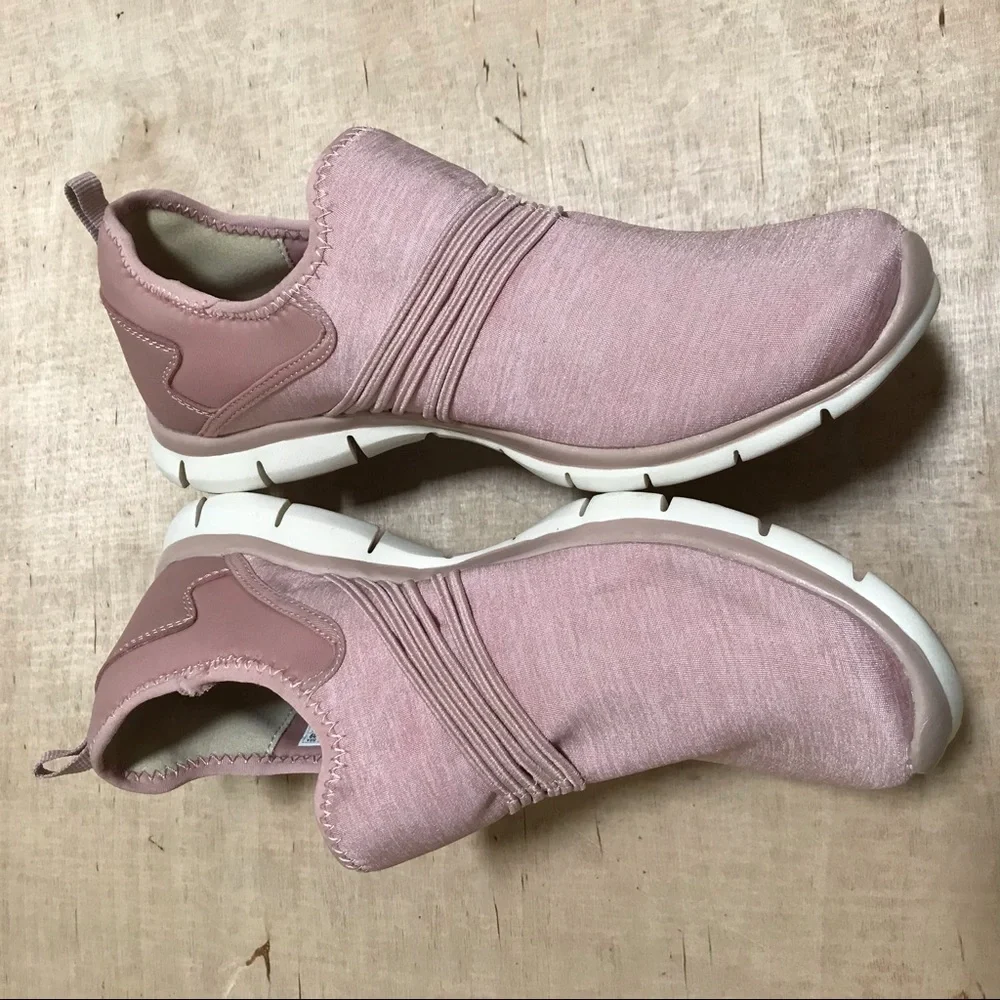 Skechers never worn