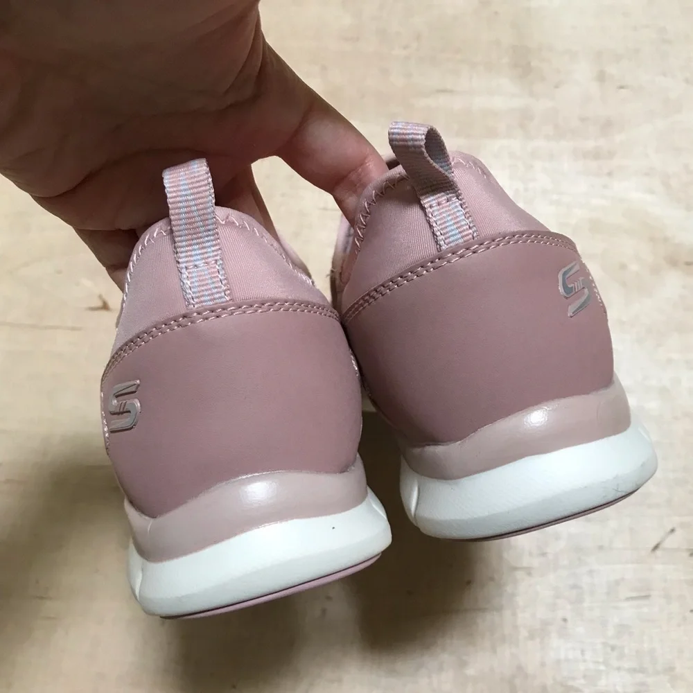 Skechers never worn