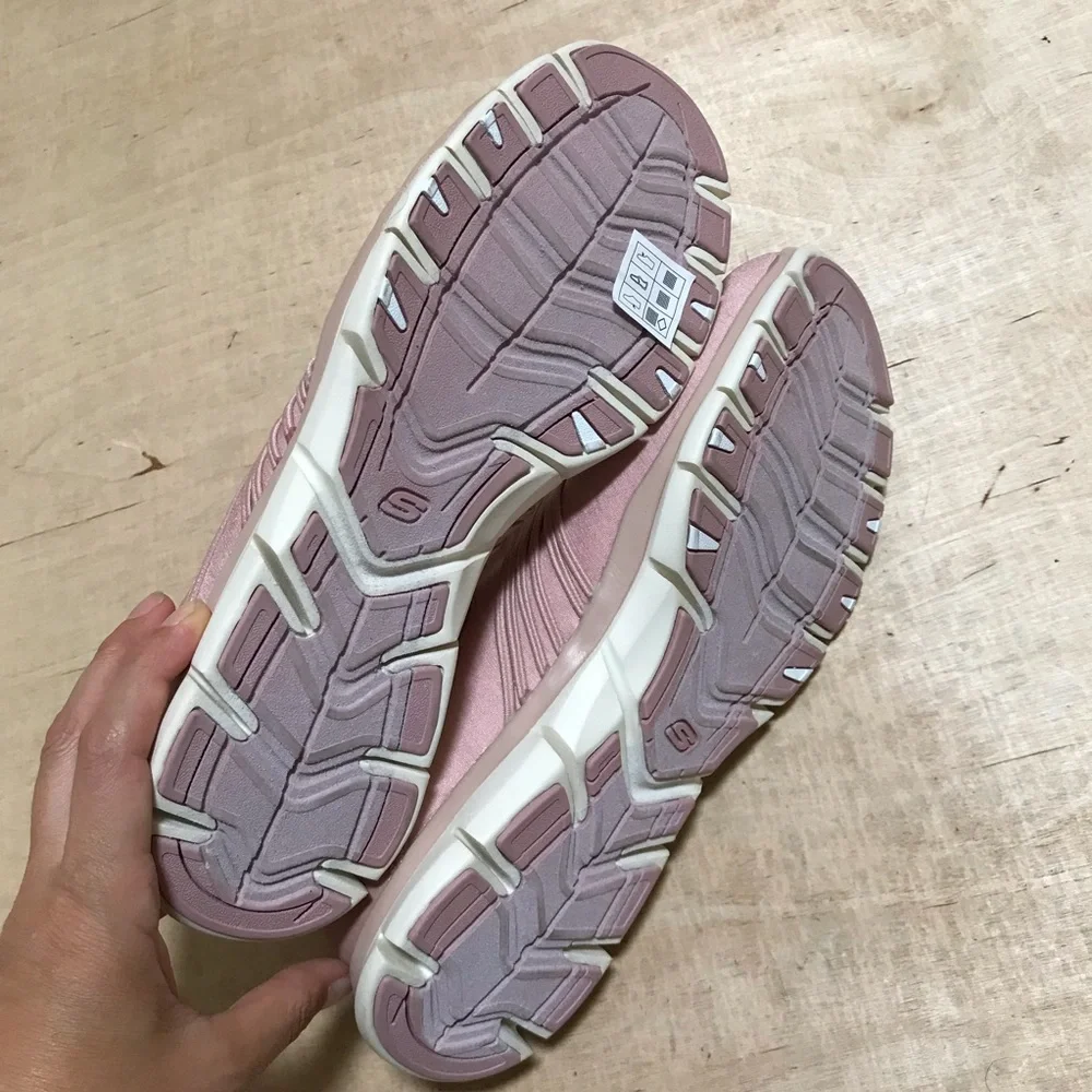 Skechers never worn
