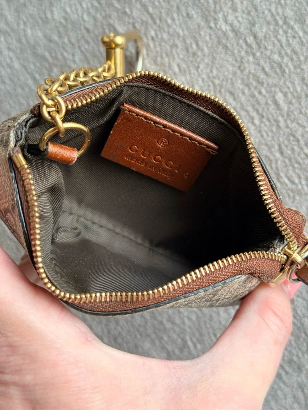Gucci signature gg