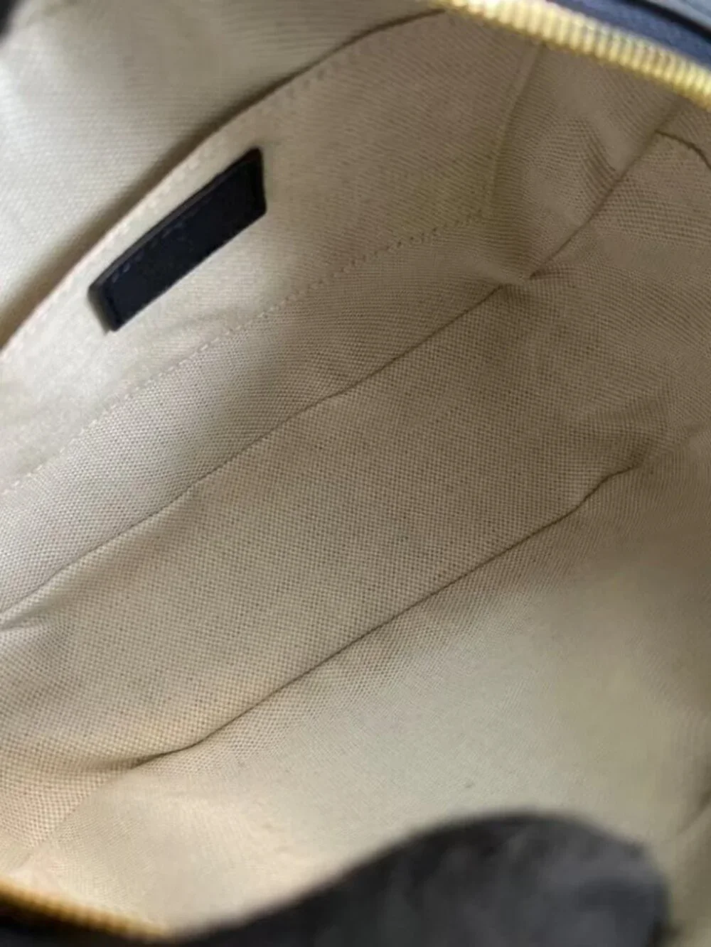 GUCCI. width 22