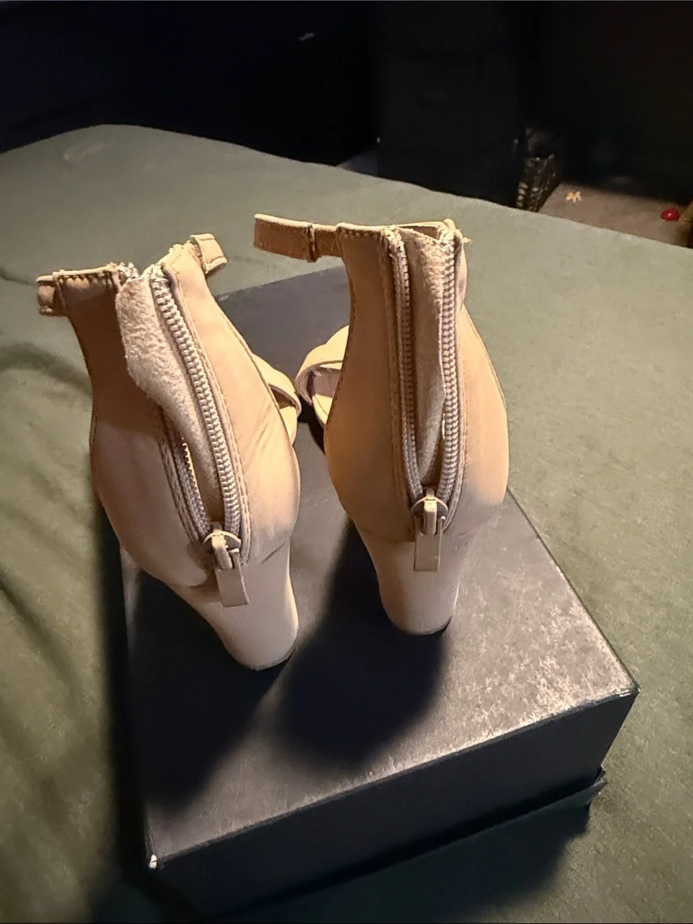 Women’s Ankle-Strap Block Heel Sandals in Tan
