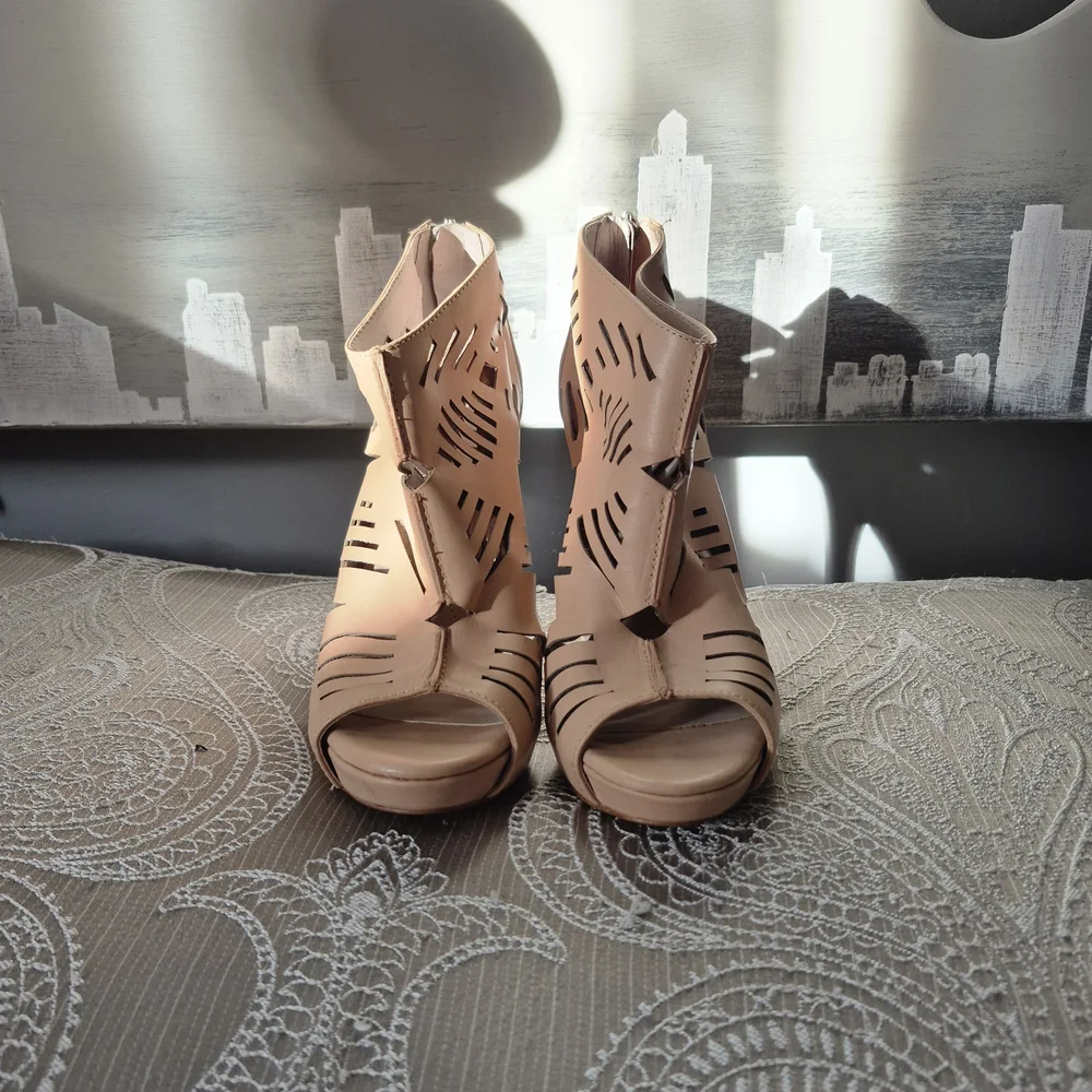 BCBGeneration Tan Cutout 5-Inch Heels Size 6