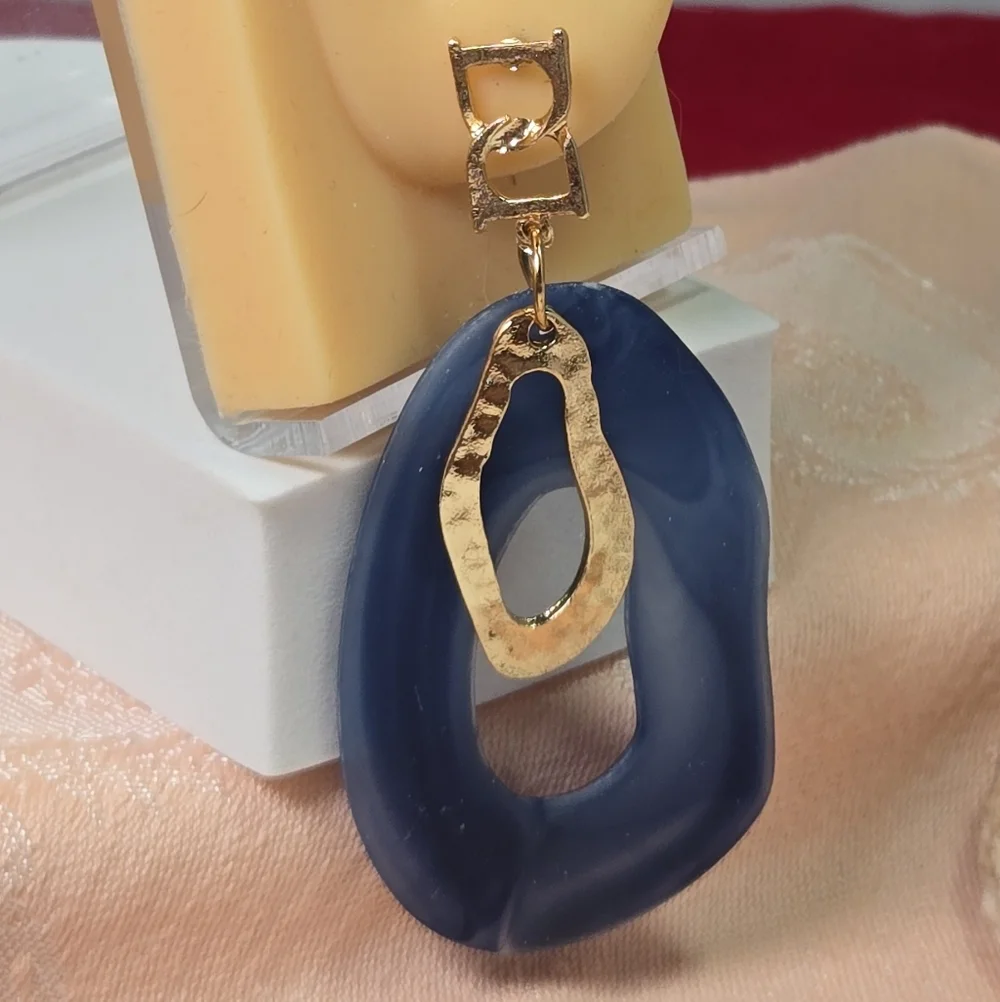 Boutique bold curves