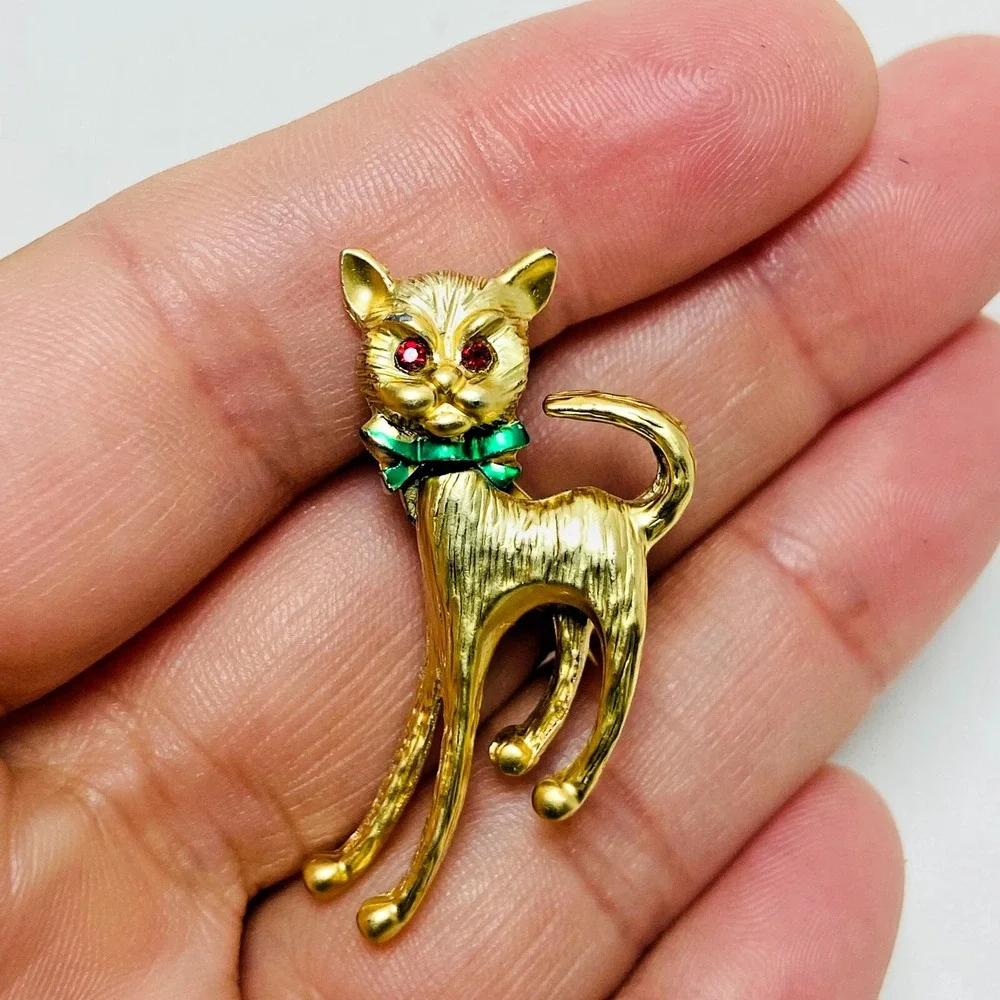 Vintage Cat Brooch Pin Brushed Gold Tone Metal Green Bow Red Eyes Attitude Kitty