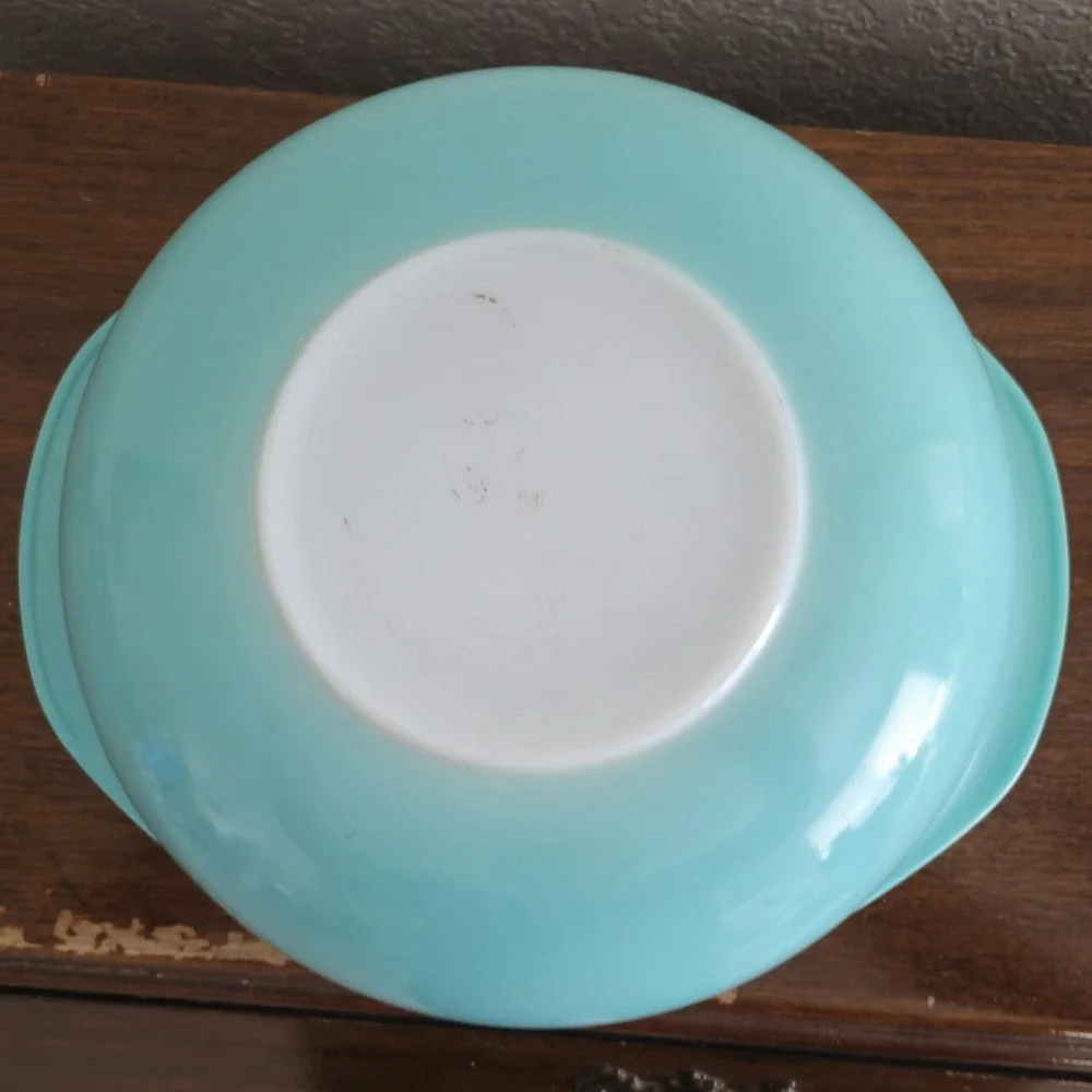 Pyrex 1950s charm egg