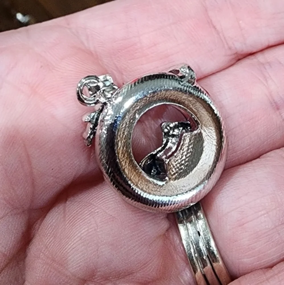 N/A round silver