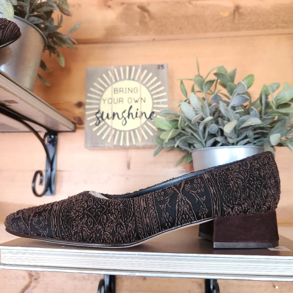 Enzo Angiolini added any