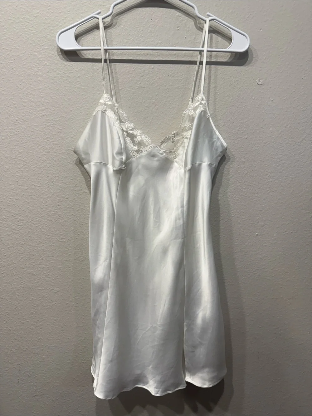 VINTAGE 1999 Victoria's Secret White Lace-Trim Satin Chemise