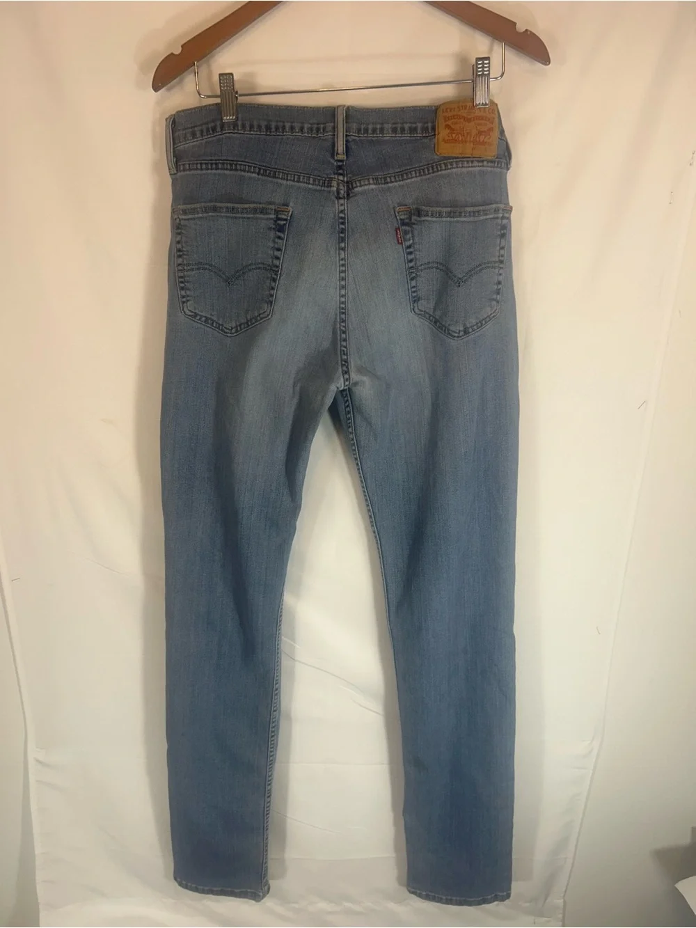 Levis slim straight