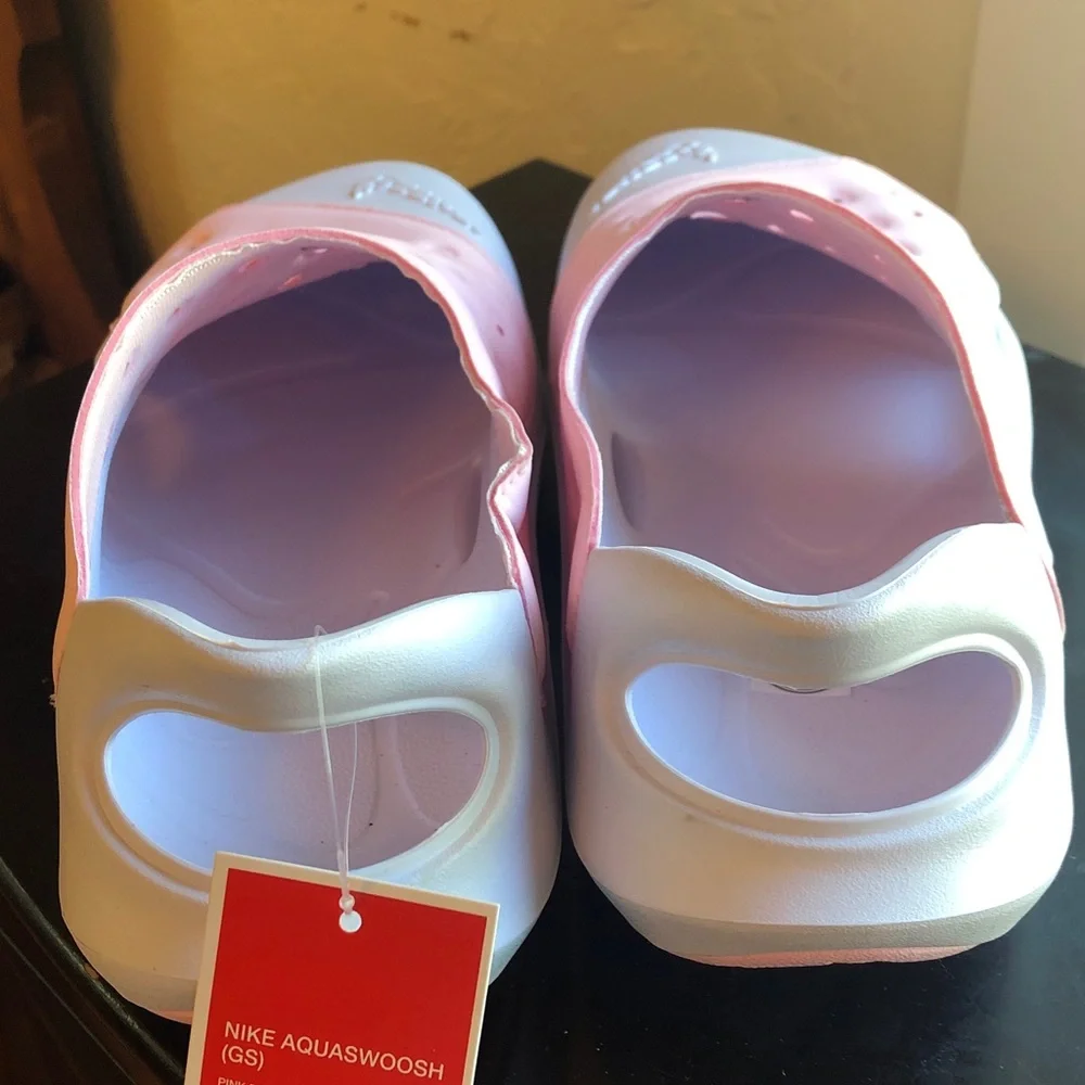 Nike aquaswoosh sandals