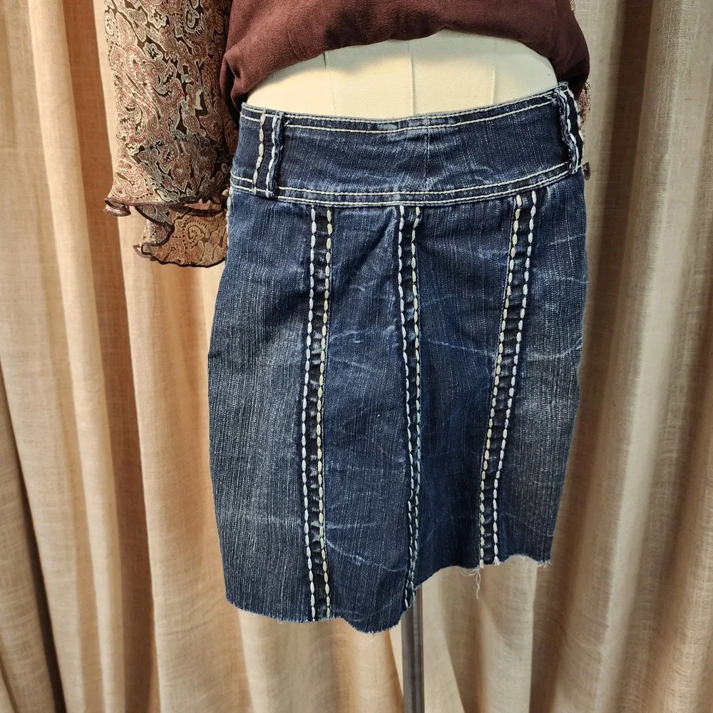 Ethyl Classic Denim Mini Skirt Size 8 Dark Wash Contrast Stitch Raw Hem Stretch