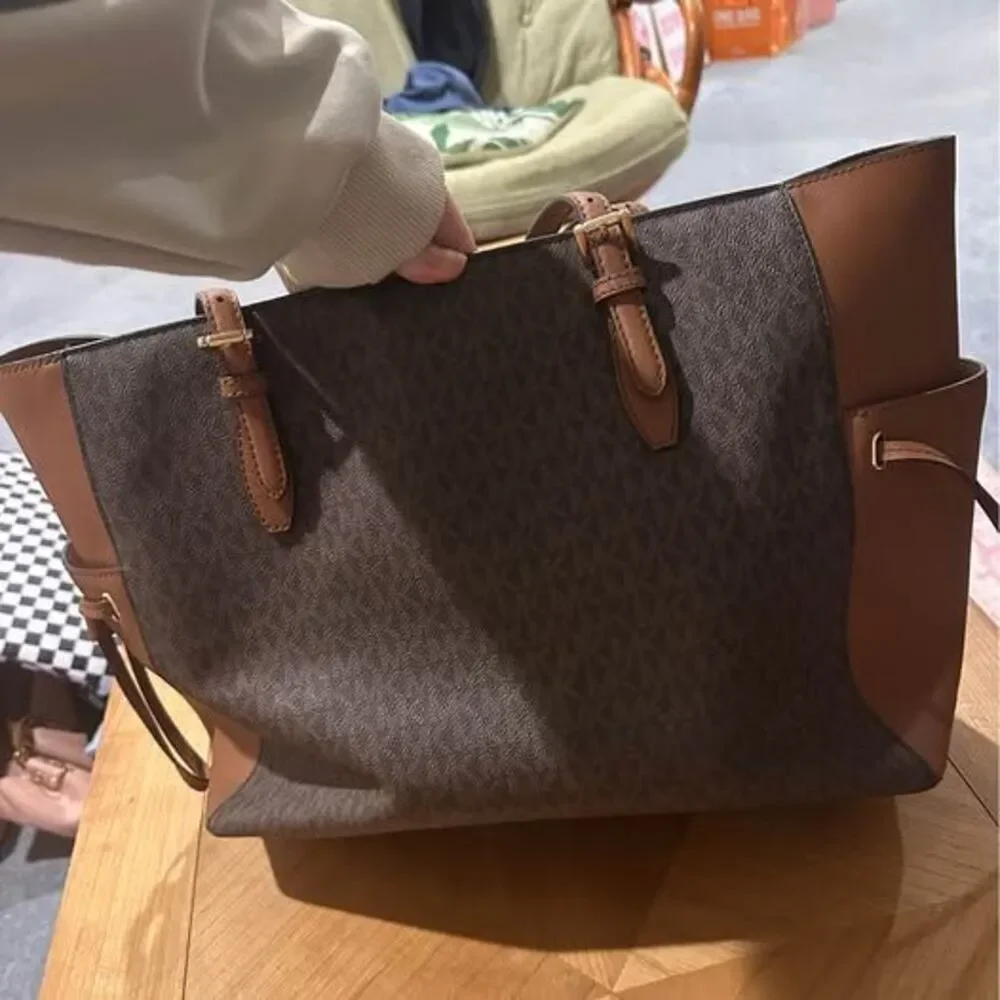 Michael Kors features zip