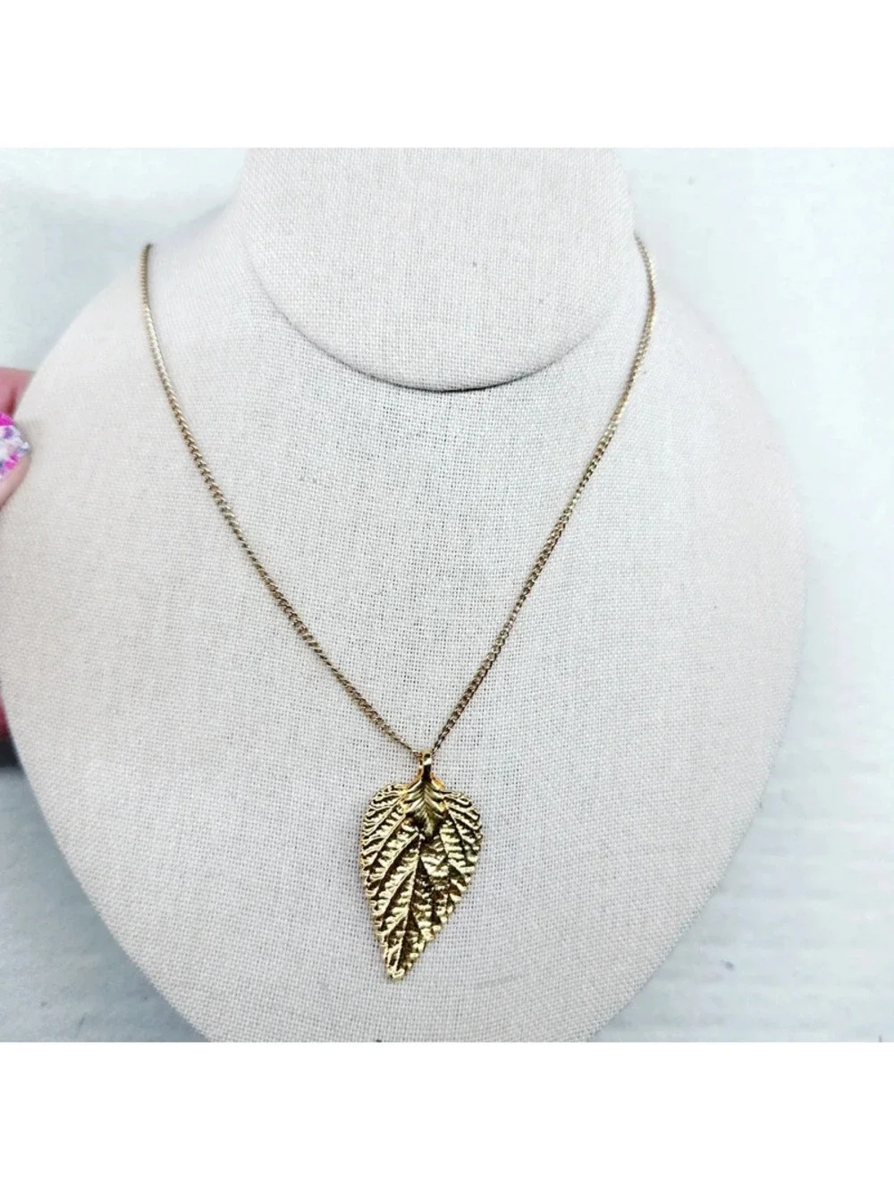 5348mc. Goldtone Sarah Coventry Leaf Necklace