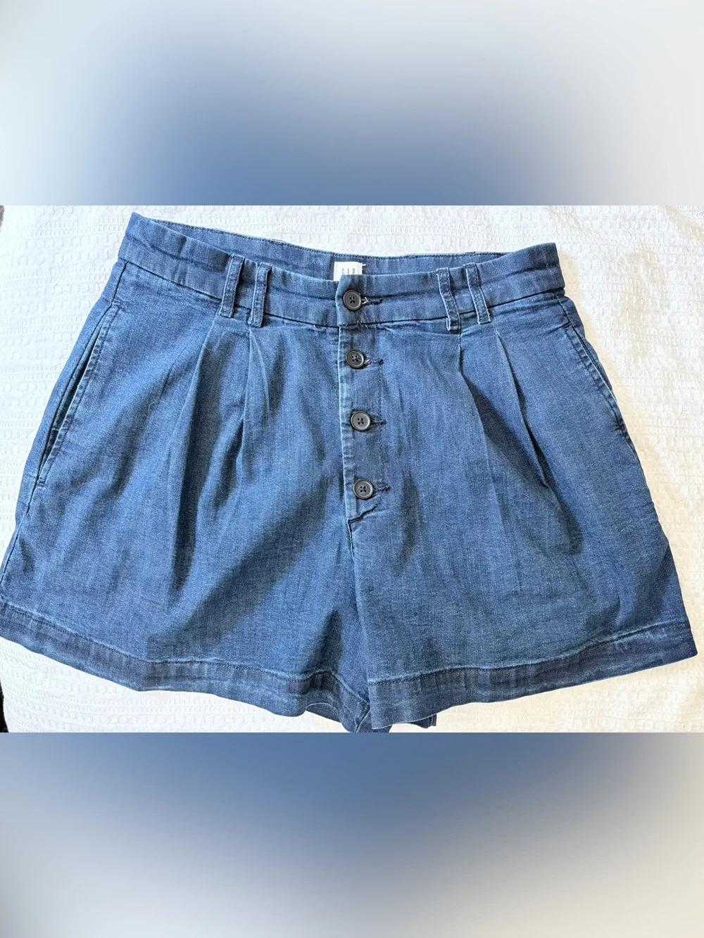 Gap x DÔEN Dark Blue Denim Pleated shorts. Size 28