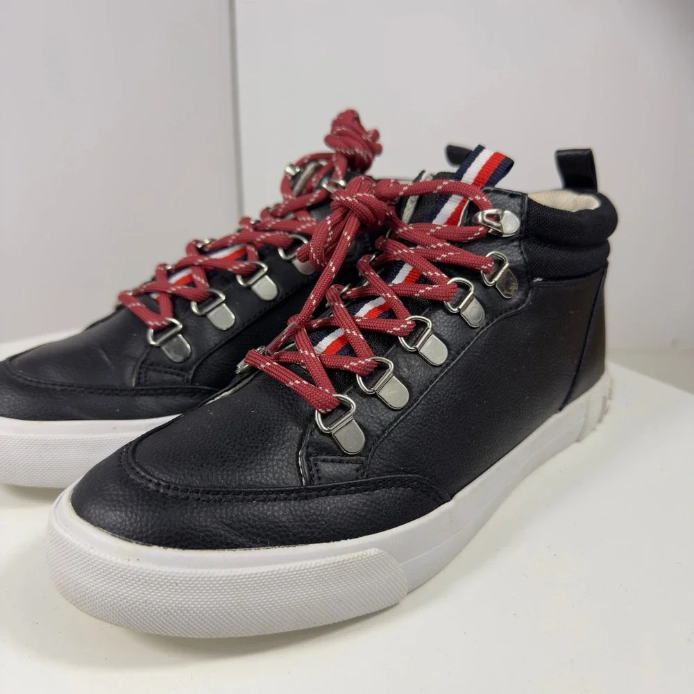 Tommy Hilfiger bold are