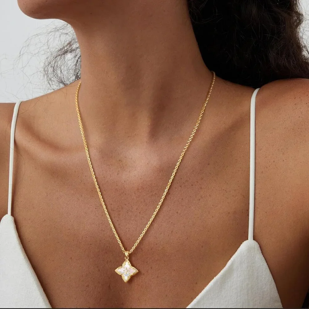 N/A clover necklace