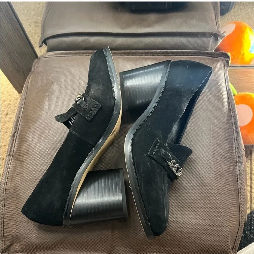Vince Camuto this sleek