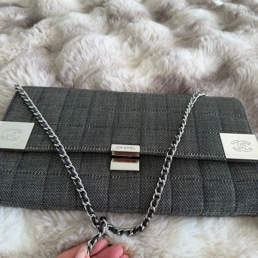 CHANEL as chain signs