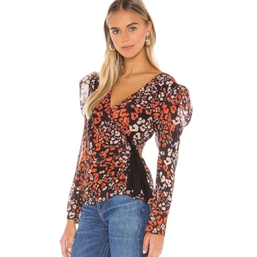 Astr the Label Size Small Holiday Party Wrap‎ Leopard Print Long Sleeve Blouse